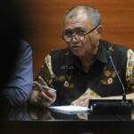 Ketua Komisi Pemberantasan Korupsi (KPK) Agus Rahardjo (tengah) didampingi Wakil Ketua KPK Laode Muhammad Syarif (kiri) dan Alexander Marwata saat jumpa pers di Gedung KPK, Kuningan, Jakarta Selatan, Selasa (11/4). Pimpinan KPK menegaskan teror yang menimpa penyidik senior Novel Baswedan tidak akan menyurutkan semangat untuk memberantas dan meneruskan kasus korupsi yang sedang ditangani. Sebaliknya, lembaga antirasuah akan terus berjuang untuk menuntaskan kasus korupsi. AKTUAL/Tino Oktaviano