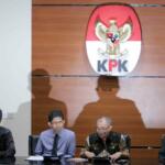 Ketua Komisi Pemberantasan Korupsi (KPK) Agus Rahardjo (tengah) didampingi Wakil Ketua KPK Laode Muhammad Syarif (kiri) dan Alexander Marwata saat jumpa pers di Gedung KPK, Kuningan, Jakarta Selatan, Selasa (11/4). Pimpinan KPK menegaskan teror yang menimpa penyidik senior Novel Baswedan tidak akan menyurutkan semangat untuk memberantas dan meneruskan kasus korupsi yang sedang ditangani. Sebaliknya, lembaga antirasuah akan terus berjuang untuk menuntaskan kasus korupsi. AKTUAL/Tino Oktaviano
