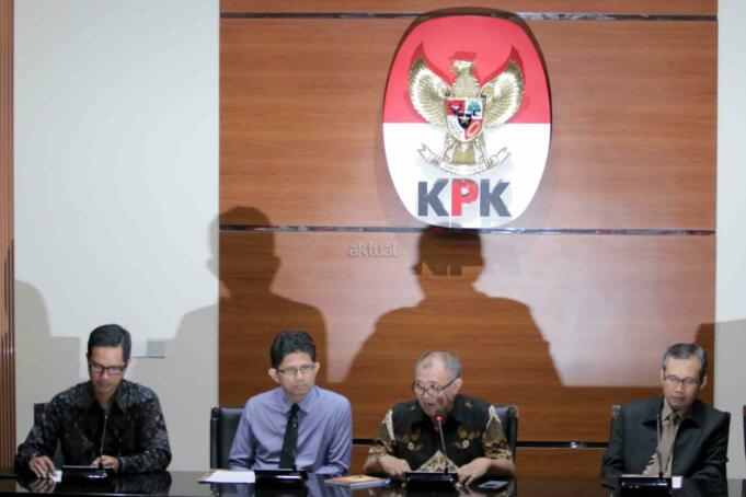 Ketua Komisi Pemberantasan Korupsi (KPK) Agus Rahardjo (tengah) didampingi Wakil Ketua KPK Laode Muhammad Syarif (kiri) dan Alexander Marwata saat jumpa pers di Gedung KPK, Kuningan, Jakarta Selatan, Selasa (11/4). Pimpinan KPK menegaskan teror yang menimpa penyidik senior Novel Baswedan tidak akan menyurutkan semangat untuk memberantas dan meneruskan kasus korupsi yang sedang ditangani. Sebaliknya, lembaga antirasuah akan terus berjuang untuk menuntaskan kasus korupsi. AKTUAL/Tino Oktaviano