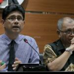 Ketua Komisi Pemberantasan Korupsi (KPK) Agus Rahardjo (tengah) didampingi Wakil Ketua KPK Laode Muhammad Syarif (kiri) dan Alexander Marwata saat jumpa pers di Gedung KPK, Kuningan, Jakarta Selatan, Selasa (11/4). Pimpinan KPK menegaskan teror yang menimpa penyidik senior Novel Baswedan tidak akan menyurutkan semangat untuk memberantas dan meneruskan kasus korupsi yang sedang ditangani. Sebaliknya, lembaga antirasuah akan terus berjuang untuk menuntaskan kasus korupsi. AKTUAL/Tino Oktaviano