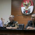 Ketua Komisi Pemberantasan Korupsi (KPK) Agus Rahardjo (tengah) didampingi Wakil Ketua KPK Laode Muhammad Syarif (kiri) dan Alexander Marwata saat jumpa pers di Gedung KPK, Kuningan, Jakarta Selatan, Selasa (11/4). Pimpinan KPK menegaskan teror yang menimpa penyidik senior Novel Baswedan tidak akan menyurutkan semangat untuk memberantas dan meneruskan kasus korupsi yang sedang ditangani. Sebaliknya, lembaga antirasuah akan terus berjuang untuk menuntaskan kasus korupsi. AKTUAL/Tino Oktaviano