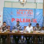 Ketua Bawaslu DKI Jakarta Mimah Susanti (kanan) bersama Kepala Bagian Penerangan Umum Polri, Kombes Pol Martinus Sitompul (dua kanan), Tim Sukses Pasangan Cagub-cawagub DKI Jakarta Anies-Sandi, Agung Setiarso (tiga kanan), Tim Sukses Pasangan Cagub-cawagub DKI Jakarta Ahok-Djarot, Jerry Sambuaga dan Pengamat Politik LIPI, Siti Zuhro saat diskusi Pilkada di Cikini, Jakarta Pusat, Sabtu (15/4). Diskusi tersebut bertemakan Pilkada Sehat dan Demokratis. AKTUAL/Tino Oktaviano