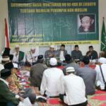 Katib Suriah PBNU KH Zulfah Mustofa didampingi Rois Suriah PWNU DKI Jakarta KH Mahfuz Asyirun dan Mustasyar PBNU KH Maulana Kamal saat menyampaikan keputusan bahtsul masail Al Diniyah Al Waqi'iyyah Muktamar XXX NU Lirboyo di kantor PWNU DKI Jakarta, Jaoan Utan Kayu Raya, Jakarta Timur, Sabtu (15/4). Dalam kesempatan tersebut yang ditanyakan bagaimana hukum orang Islam menguasakan urusan kenegaraan kepada orang non muslim? Jawabannya orang Islam tidak boleh menguasakan urusan kenegaraan kepada orang non Islam kecuali dalam keadaan darurat. AKTUAL/Tino Oktaviano