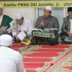 Katib Suriah PBNU KH Zulfah Mustofa didampingi Rois Suriah PWNU DKI Jakarta KH Mahfuz Asyirun dan Mustasyar PBNU KH Maulana Kamal saat menyampaikan keputusan bahtsul masail Al Diniyah Al Waqi'iyyah Muktamar XXX NU Lirboyo di kantor PWNU DKI Jakarta, Jaoan Utan Kayu Raya, Jakarta Timur, Sabtu (15/4). Dalam kesempatan tersebut yang ditanyakan bagaimana hukum orang Islam menguasakan urusan kenegaraan kepada orang non muslim? Jawabannya orang Islam tidak boleh menguasakan urusan kenegaraan kepada orang non Islam kecuali dalam keadaan darurat. AKTUAL/Tino Oktaviano