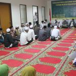Katib Suriah PBNU KH Zulfah Mustofa didampingi Rois Suriah PWNU DKI Jakarta KH Mahfuz Asyirun dan Mustasyar PBNU KH Maulana Kamal saat menyampaikan keputusan bahtsul masail Al Diniyah Al Waqi'iyyah Muktamar XXX NU Lirboyo di kantor PWNU DKI Jakarta, Jaoan Utan Kayu Raya, Jakarta Timur, Sabtu (15/4). Dalam kesempatan tersebut yang ditanyakan bagaimana hukum orang Islam menguasakan urusan kenegaraan kepada orang non muslim? Jawabannya orang Islam tidak boleh menguasakan urusan kenegaraan kepada orang non Islam kecuali dalam keadaan darurat. AKTUAL/Tino Oktaviano