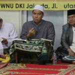Katib Suriah PBNU KH Zulfah Mustofa didampingi Rois Suriah PWNU DKI Jakarta KH Mahfuz Asyirun dan Mustasyar PBNU KH Maulana Kamal saat menyampaikan keputusan bahtsul masail Al Diniyah Al Waqi'iyyah Muktamar XXX NU Lirboyo di kantor PWNU DKI Jakarta, Jaoan Utan Kayu Raya, Jakarta Timur, Sabtu (15/4). Dalam kesempatan tersebut yang ditanyakan bagaimana hukum orang Islam menguasakan urusan kenegaraan kepada orang non muslim? Jawabannya orang Islam tidak boleh menguasakan urusan kenegaraan kepada orang non Islam kecuali dalam keadaan darurat. AKTUAL/Tino Oktaviano
