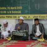 Katib Suriah PBNU KH Zulfah Mustofa didampingi Rois Suriah PWNU DKI Jakarta KH Mahfuz Asyirun dan Mustasyar PBNU KH Maulana Kamal saat menyampaikan keputusan bahtsul masail Al Diniyah Al Waqi'iyyah Muktamar XXX NU Lirboyo di kantor PWNU DKI Jakarta, Jaoan Utan Kayu Raya, Jakarta Timur, Sabtu (15/4). Dalam kesempatan tersebut yang ditanyakan bagaimana hukum orang Islam menguasakan urusan kenegaraan kepada orang non muslim? Jawabannya orang Islam tidak boleh menguasakan urusan kenegaraan kepada orang non Islam kecuali dalam keadaan darurat. AKTUAL/Tino Oktaviano