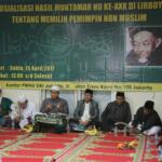 Katib Suriah PBNU KH Zulfah Mustofa didampingi Rois Suriah PWNU DKI Jakarta KH Mahfuz Asyirun dan Mustasyar PBNU KH Maulana Kamal saat menyampaikan keputusan bahtsul masail Al Diniyah Al Waqi'iyyah Muktamar XXX NU Lirboyo di kantor PWNU DKI Jakarta, Jaoan Utan Kayu Raya, Jakarta Timur, Sabtu (15/4). Dalam kesempatan tersebut yang ditanyakan bagaimana hukum orang Islam menguasakan urusan kenegaraan kepada orang non muslim? Jawabannya orang Islam tidak boleh menguasakan urusan kenegaraan kepada orang non Islam kecuali dalam keadaan darurat. AKTUAL/Tino Oktaviano