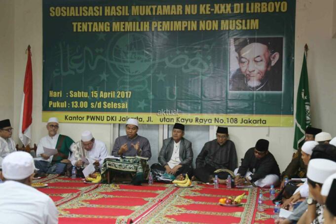 Katib Suriah PBNU KH Zulfah Mustofa didampingi Rois Suriah PWNU DKI Jakarta KH Mahfuz Asyirun dan Mustasyar PBNU KH Maulana Kamal saat menyampaikan keputusan bahtsul masail Al Diniyah Al Waqi'iyyah Muktamar XXX NU Lirboyo di kantor PWNU DKI Jakarta, Jaoan Utan Kayu Raya, Jakarta Timur, Sabtu (15/4). Dalam kesempatan tersebut yang ditanyakan bagaimana hukum orang Islam menguasakan urusan kenegaraan kepada orang non muslim? Jawabannya orang Islam tidak boleh menguasakan urusan kenegaraan kepada orang non Islam kecuali dalam keadaan darurat. AKTUAL/Tino Oktaviano