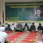 Katib Suriah PBNU KH Zulfah Mustofa didampingi Rois Suriah PWNU DKI Jakarta KH Mahfuz Asyirun dan Mustasyar PBNU KH Maulana Kamal saat menyampaikan keputusan bahtsul masail Al Diniyah Al Waqi'iyyah Muktamar XXX NU Lirboyo di kantor PWNU DKI Jakarta, Jaoan Utan Kayu Raya, Jakarta Timur, Sabtu (15/4). Dalam kesempatan tersebut yang ditanyakan bagaimana hukum orang Islam menguasakan urusan kenegaraan kepada orang non muslim? Jawabannya orang Islam tidak boleh menguasakan urusan kenegaraan kepada orang non Islam kecuali dalam keadaan darurat. AKTUAL/Tino Oktaviano