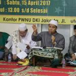 Katib Suriah PBNU KH Zulfah Mustofa didampingi Rois Suriah PWNU DKI Jakarta KH Mahfuz Asyirun dan Mustasyar PBNU KH Maulana Kamal saat menyampaikan keputusan bahtsul masail Al Diniyah Al Waqi'iyyah Muktamar XXX NU Lirboyo di kantor PWNU DKI Jakarta, Jaoan Utan Kayu Raya, Jakarta Timur, Sabtu (15/4). Dalam kesempatan tersebut yang ditanyakan bagaimana hukum orang Islam menguasakan urusan kenegaraan kepada orang non muslim? Jawabannya orang Islam tidak boleh menguasakan urusan kenegaraan kepada orang non Islam kecuali dalam keadaan darurat. AKTUAL/Tino Oktaviano