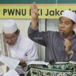 Katib Suriah PBNU KH Zulfah Mustofa didampingi Rois Suriah PWNU DKI Jakarta KH Mahfuz Asyirun dan Mustasyar PBNU KH Maulana Kamal saat menyampaikan keputusan bahtsul masail Al Diniyah Al Waqi'iyyah Muktamar XXX NU Lirboyo di kantor PWNU DKI Jakarta, Jaoan Utan Kayu Raya, Jakarta Timur, Sabtu (15/4). Dalam kesempatan tersebut yang ditanyakan bagaimana hukum orang Islam menguasakan urusan kenegaraan kepada orang non muslim? Jawabannya orang Islam tidak boleh menguasakan urusan kenegaraan kepada orang non Islam kecuali dalam keadaan darurat. AKTUAL/Tino Oktaviano