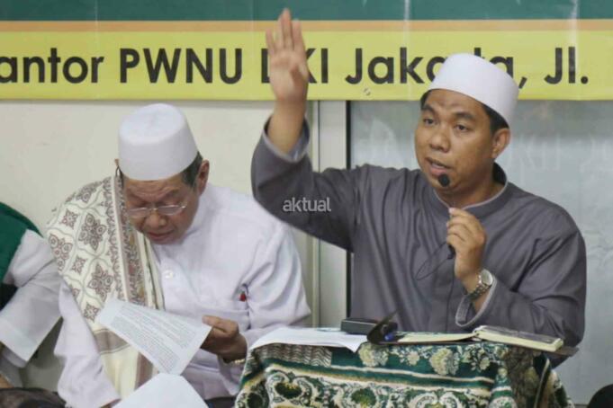 Katib Suriah PBNU KH Zulfah Mustofa didampingi Rois Suriah PWNU DKI Jakarta KH Mahfuz Asyirun dan Mustasyar PBNU KH Maulana Kamal saat menyampaikan keputusan bahtsul masail Al Diniyah Al Waqi'iyyah Muktamar XXX NU Lirboyo di kantor PWNU DKI Jakarta, Jaoan Utan Kayu Raya, Jakarta Timur, Sabtu (15/4). Dalam kesempatan tersebut yang ditanyakan bagaimana hukum orang Islam menguasakan urusan kenegaraan kepada orang non muslim? Jawabannya orang Islam tidak boleh menguasakan urusan kenegaraan kepada orang non Islam kecuali dalam keadaan darurat. AKTUAL/Tino Oktaviano