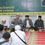 Katib Suriah PBNU KH Zulfah Mustofa didampingi Rois Suriah PWNU DKI Jakarta KH Mahfuz Asyirun dan Mustasyar PBNU KH Maulana Kamal saat menyampaikan keputusan bahtsul masail Al Diniyah Al Waqi'iyyah Muktamar XXX NU Lirboyo di kantor PWNU DKI Jakarta, Jaoan Utan Kayu Raya, Jakarta Timur, Sabtu (15/4). Dalam kesempatan tersebut yang ditanyakan bagaimana hukum orang Islam menguasakan urusan kenegaraan kepada orang non muslim? Jawabannya orang Islam tidak boleh menguasakan urusan kenegaraan kepada orang non Islam kecuali dalam keadaan darurat. AKTUAL/Tino Oktaviano