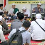 Katib Suriah PBNU KH Zulfah Mustofa didampingi Rois Suriah PWNU DKI Jakarta KH Mahfuz Asyirun dan Mustasyar PBNU KH Maulana Kamal saat menyampaikan keputusan bahtsul masail Al Diniyah Al Waqi'iyyah Muktamar XXX NU Lirboyo di kantor PWNU DKI Jakarta, Jaoan Utan Kayu Raya, Jakarta Timur, Sabtu (15/4). Dalam kesempatan tersebut yang ditanyakan bagaimana hukum orang Islam menguasakan urusan kenegaraan kepada orang non muslim? Jawabannya orang Islam tidak boleh menguasakan urusan kenegaraan kepada orang non Islam kecuali dalam keadaan darurat. AKTUAL/Tino Oktaviano