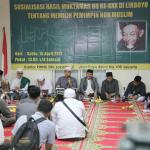 Katib Suriah PBNU KH Zulfah Mustofa didampingi Rois Suriah PWNU DKI Jakarta KH Mahfuz Asyirun dan Mustasyar PBNU KH Maulana Kamal saat menyampaikan keputusan bahtsul masail Al Diniyah Al Waqi'iyyah Muktamar XXX NU Lirboyo di kantor PWNU DKI Jakarta, Jaoan Utan Kayu Raya, Jakarta Timur, Sabtu (15/4). Dalam kesempatan tersebut yang ditanyakan bagaimana hukum orang Islam menguasakan urusan kenegaraan kepada orang non muslim? Jawabannya orang Islam tidak boleh menguasakan urusan kenegaraan kepada orang non Islam kecuali dalam keadaan darurat. AKTUAL/Tino Oktaviano