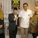 Ketua Fraksi Partai Kesejahteraan Sejahtera (PKS) Jazuli Juwaini (kedua kiri), bersama Cawagub DKI Jakarta nomor urut 3 Sandiaga Uno (kedua kanan), Pengusaha Perempuan yang juga artis Sharen Sungkar (kiri), Wakil Ketua F-PKS Aboe Bakar Al-Habsi (kanan) berbincang usai saat diskusi publik dengan tema "Perempuan dan Pemberdayaan Ekonomi Keluarga melalui Wirausaha" di ruang pleno Fraksi PKS, gedung Parlemen, Senayan, Jakarta, Senin (17/4). Pasangan Anies-Sandi sudah beberapa kali mensosialisasikan manfaat OK OCE saat berkampanye. OK OCE adalah gerakan melahirkan 200.000 pengusaha baru, dengan membangun 44 pos pengembangan kewirausahaan warga di setiap kecamatan. AKTUAL/Tino Oktaviano