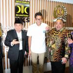 Ketua Fraksi Partai Kesejahteraan Sejahtera (PKS) Jazuli Juwaini (kedua kiri), bersama Cawagub DKI Jakarta nomor urut 3 Sandiaga Uno (kedua kanan), Pengusaha Perempuan yang juga artis Sharen Sungkar (kiri), Wakil Ketua F-PKS Aboe Bakar Al-Habsi (kanan) berbincang usai saat diskusi publik dengan tema "Perempuan dan Pemberdayaan Ekonomi Keluarga melalui Wirausaha" di ruang pleno Fraksi PKS, gedung Parlemen, Senayan, Jakarta, Senin (17/4). Pasangan Anies-Sandi sudah beberapa kali mensosialisasikan manfaat OK OCE saat berkampanye. OK OCE adalah gerakan melahirkan 200.000 pengusaha baru, dengan membangun 44 pos pengembangan kewirausahaan warga di setiap kecamatan. AKTUAL/Tino Oktaviano