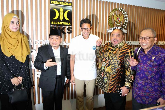 Ketua Fraksi Partai Kesejahteraan Sejahtera (PKS) Jazuli Juwaini (kedua kiri), bersama Cawagub DKI Jakarta nomor urut 3 Sandiaga Uno (kedua kanan), Pengusaha Perempuan yang juga artis Sharen Sungkar (kiri), Wakil Ketua F-PKS Aboe Bakar Al-Habsi (kanan) berbincang usai saat diskusi publik dengan tema "Perempuan dan Pemberdayaan Ekonomi Keluarga melalui Wirausaha" di ruang pleno Fraksi PKS, gedung Parlemen, Senayan, Jakarta, Senin (17/4). Pasangan Anies-Sandi sudah beberapa kali mensosialisasikan manfaat OK OCE saat berkampanye. OK OCE adalah gerakan melahirkan 200.000 pengusaha baru, dengan membangun 44 pos pengembangan kewirausahaan warga di setiap kecamatan. AKTUAL/Tino Oktaviano