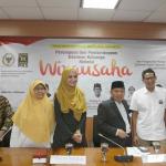 Ketua Fraksi Partai Kesejahteraan Sejahtera (PKS) Jazuli Juwaini (kiri), saat membuka diskusi publik bersama Cawagub DKI Jakarta nomor urut 3 Sandiaga Uno dengan tema "Perempuan dan Pemberdayaan Ekonomi Keluarga melalui Wirausaha" di ruang pleno Fraksi PKS, gedung Parlemen, Senayan, Jakarta, Senin (17/4). Pasangan Anies-Sandi sudah beberapa kali mensosialisasikan manfaat OK OCE saat berkampanye. OK OCE adalah gerakan melahirkan 200.000 pengusaha baru, dengan membangun 44 pos pengembangan kewirausahaan warga di setiap kecamatan. AKTUAL/Tino Oktaviano