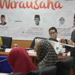 Ketua Fraksi Partai Kesejahteraan Sejahtera (PKS) Jazuli Juwaini (kiri), saat membuka diskusi publik bersama Cawagub DKI Jakarta nomor urut 3 Sandiaga Uno dengan tema "Perempuan dan Pemberdayaan Ekonomi Keluarga melalui Wirausaha" di ruang pleno Fraksi PKS, gedung Parlemen, Senayan, Jakarta, Senin (17/4). Pasangan Anies-Sandi sudah beberapa kali mensosialisasikan manfaat OK OCE saat berkampanye. OK OCE adalah gerakan melahirkan 200.000 pengusaha baru, dengan membangun 44 pos pengembangan kewirausahaan warga di setiap kecamatan. AKTUAL/Tino Oktaviano