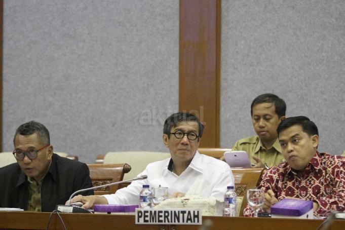 Menteri Hukum dan HAM Yassona Laoly saat rapat kerja dengan Badan Legislasi (Baleg) DPR RI membahas revisi UU MD3 di gedung DPR, Senayan, Jakarta, Senin (17/4). Revisi UU Nomor 17 Tahun 2014 tentang MPR, DPR, DPD, dan DPRD (UU MD3) segera rampung pada Masa Persidangan IV yang akan berakhir pada pekan terakhir April 2017 AKTUAL/Tino Oktaviano