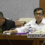 Menteri Hukum dan HAM Yassona Laoly saat rapat kerja dengan Badan Legislasi (Baleg) DPR RI membahas revisi UU MD3 di gedung DPR, Senayan, Jakarta, Senin (17/4). Revisi UU Nomor 17 Tahun 2014 tentang MPR, DPR, DPD, dan DPRD (UU MD3) segera rampung pada Masa Persidangan IV yang akan berakhir pada pekan terakhir April 2017 AKTUAL/Tino Oktaviano