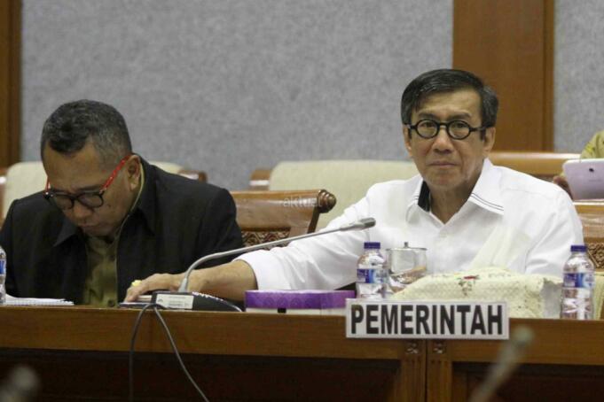 Menteri Hukum dan HAM Yassona Laoly saat rapat kerja dengan Badan Legislasi (Baleg) DPR RI membahas revisi UU MD3 di gedung DPR, Senayan, Jakarta, Senin (17/4). Revisi UU Nomor 17 Tahun 2014 tentang MPR, DPR, DPD, dan DPRD (UU MD3) segera rampung pada Masa Persidangan IV yang akan berakhir pada pekan terakhir April 2017 AKTUAL/Tino Oktaviano