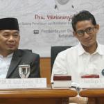 Ketua Fraksi Partai Kesejahteraan Sejahtera (PKS) Jazuli Juwaini (kiri), saat membuka diskusi publik bersama Cawagub DKI Jakarta nomor urut 3 Sandiaga Uno dengan tema "Perempuan dan Pemberdayaan Ekonomi Keluarga melalui Wirausaha" di ruang pleno Fraksi PKS, gedung Parlemen, Senayan, Jakarta, Senin (17/4). Pasangan Anies-Sandi sudah beberapa kali mensosialisasikan manfaat OK OCE saat berkampanye. OK OCE adalah gerakan melahirkan 200.000 pengusaha baru, dengan membangun 44 pos pengembangan kewirausahaan warga di setiap kecamatan. AKTUAL/Tino Oktaviano
