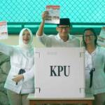 Calon Wakil Gubernur DKI Jakarta nomer urut tiga Sandiaga Uno bersama keluarga besarnya menggunakan hak pilih di TPS 01, Jalan Daha IV, Kelurahan Selong, Kebayoran Baru, Jakarta, Rabu (19/4). Sandiaga Uno hadir bersama keluarga ke TPS untuk menggunakan hak pilih pada Pemilihan Gubernur dan Wakil Gubernur DKI Jakarta putaran kedua. AKTUAL/Eko S Hilman