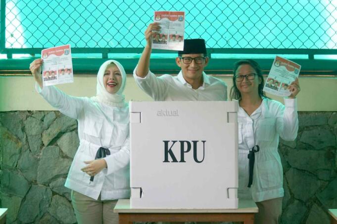 Calon Wakil Gubernur DKI Jakarta nomer urut tiga Sandiaga Uno bersama keluarga besarnya menggunakan hak pilih di TPS 01, Jalan Daha IV, Kelurahan Selong, Kebayoran Baru, Jakarta, Rabu (19/4). Sandiaga Uno hadir bersama keluarga ke TPS untuk menggunakan hak pilih pada Pemilihan Gubernur dan Wakil Gubernur DKI Jakarta putaran kedua. AKTUAL/Eko S Hilman