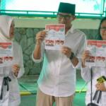 Calon Wakil Gubernur DKI Jakarta nomer urut tiga Sandiaga Uno bersama keluarga besarnya menggunakan hak pilih di TPS 01, Jalan Daha IV, Kelurahan Selong, Kebayoran Baru, Jakarta, Rabu (19/4). Sandiaga Uno hadir bersama keluarga ke TPS untuk menggunakan hak pilih pada Pemilihan Gubernur dan Wakil Gubernur DKI Jakarta putaran kedua. AKTUAL/Eko S Hilman