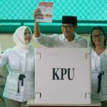 Calon Wakil Gubernur DKI Jakarta nomer urut tiga Sandiaga Uno bersama keluarga besarnya menggunakan hak pilih di TPS 01, Jalan Daha IV, Kelurahan Selong, Kebayoran Baru, Jakarta, Rabu (19/4). Sandiaga Uno hadir bersama keluarga ke TPS untuk menggunakan hak pilih pada Pemilihan Gubernur dan Wakil Gubernur DKI Jakarta putaran kedua. AKTUAL/Eko S Hilman