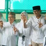 Calon Wakil Gubernur DKI Jakarta nomer urut tiga Sandiaga Uno bersama keluarga besarnya menggunakan hak pilih di TPS 01, Jalan Daha IV, Kelurahan Selong, Kebayoran Baru, Jakarta, Rabu (19/4). Sandiaga Uno hadir bersama keluarga ke TPS untuk menggunakan hak pilih pada Pemilihan Gubernur dan Wakil Gubernur DKI Jakarta putaran kedua. AKTUAL/Eko S Hilman