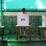 Calon Wakil Gubernur DKI Jakarta nomer urut tiga Sandiaga Uno bersama keluarga besarnya menggunakan hak pilih di TPS 01, Jalan Daha IV, Kelurahan Selong, Kebayoran Baru, Jakarta, Rabu (19/4). Sandiaga Uno hadir bersama keluarga ke TPS untuk menggunakan hak pilih pada Pemilihan Gubernur dan Wakil Gubernur DKI Jakarta putaran kedua. AKTUAL/Eko S Hilman