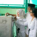 Calon Wakil Gubernur DKI Jakarta nomer urut tiga Sandiaga Uno bersama keluarga besarnya menggunakan hak pilih di TPS 01, Jalan Daha IV, Kelurahan Selong, Kebayoran Baru, Jakarta, Rabu (19/4). Sandiaga Uno hadir bersama keluarga ke TPS untuk menggunakan hak pilih pada Pemilihan Gubernur dan Wakil Gubernur DKI Jakarta putaran kedua. AKTUAL/Eko S Hilman