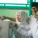 Calon Wakil Gubernur DKI Jakarta nomer urut tiga Sandiaga Uno bersama keluarga besarnya menggunakan hak pilih di TPS 01, Jalan Daha IV, Kelurahan Selong, Kebayoran Baru, Jakarta, Rabu (19/4). Sandiaga Uno hadir bersama keluarga ke TPS untuk menggunakan hak pilih pada Pemilihan Gubernur dan Wakil Gubernur DKI Jakarta putaran kedua. AKTUAL/Eko S Hilman