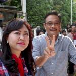 Calon Wakil Gubernur DKI Jakarta Nomor Urut Dua, Djarot Saiful Hidayat (kanan) bersama istri, Happy Farida (kiri) menggunakan hak pilih di TPS 8, Kuningan, Jakarta, Rabu (19/4). Pemilihan Gubernur DKI Jakarta putaran kedua diikuti dua pasang calon, salah satunya pasangan calon nomor urut dua Basuki Tjahaja Purnama dan Djarot Saiful Hidayat. AKTUAL/Tino Oktaviano