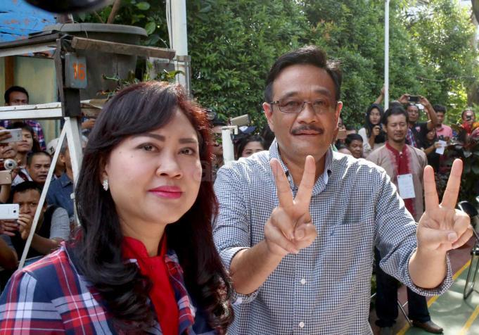 Calon Wakil Gubernur DKI Jakarta Nomor Urut Dua, Djarot Saiful Hidayat (kanan) bersama istri, Happy Farida (kiri) menggunakan hak pilih di TPS 8, Kuningan, Jakarta, Rabu (19/4). Pemilihan Gubernur DKI Jakarta putaran kedua diikuti dua pasang calon, salah satunya pasangan calon nomor urut dua Basuki Tjahaja Purnama dan Djarot Saiful Hidayat. AKTUAL/Tino Oktaviano