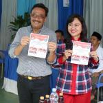 Calon Wakil Gubernur DKI Jakarta Nomor Urut Dua, Djarot Saiful Hidayat (kanan) bersama istri, Happy Farida (kiri) menggunakan hak pilih di TPS 8, Kuningan, Jakarta, Rabu (19/4). Pemilihan Gubernur DKI Jakarta putaran kedua diikuti dua pasang calon, salah satunya pasangan calon nomor urut dua Basuki Tjahaja Purnama dan Djarot Saiful Hidayat. AKTUAL/Tino Oktaviano