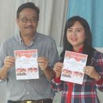 Calon Wakil Gubernur DKI Jakarta Nomor Urut Dua, Djarot Saiful Hidayat (kanan) bersama istri, Happy Farida (kiri) menggunakan hak pilih di TPS 8, Kuningan, Jakarta, Rabu (19/4). Pemilihan Gubernur DKI Jakarta putaran kedua diikuti dua pasang calon, salah satunya pasangan calon nomor urut dua Basuki Tjahaja Purnama dan Djarot Saiful Hidayat. AKTUAL/Tino Oktaviano