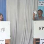 Calon Wakil Gubernur DKI Jakarta Nomor Urut Dua, Djarot Saiful Hidayat (kanan) bersama istri, Happy Farida (kiri) menggunakan hak pilih di TPS 8, Kuningan, Jakarta, Rabu (19/4). Pemilihan Gubernur DKI Jakarta putaran kedua diikuti dua pasang calon, salah satunya pasangan calon nomor urut dua Basuki Tjahaja Purnama dan Djarot Saiful Hidayat. AKTUAL/Tino Oktaviano