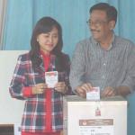 Calon Wakil Gubernur DKI Jakarta Nomor Urut Dua, Djarot Saiful Hidayat (kanan) bersama istri, Happy Farida (kiri) menggunakan hak pilih di TPS 8, Kuningan, Jakarta, Rabu (19/4). Pemilihan Gubernur DKI Jakarta putaran kedua diikuti dua pasang calon, salah satunya pasangan calon nomor urut dua Basuki Tjahaja Purnama dan Djarot Saiful Hidayat. AKTUAL/Tino Oktaviano