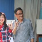 Calon Wakil Gubernur DKI Jakarta Nomor Urut Dua, Djarot Saiful Hidayat (kanan) bersama istri, Happy Farida (kiri) menggunakan hak pilih di TPS 8, Kuningan, Jakarta, Rabu (19/4). Pemilihan Gubernur DKI Jakarta putaran kedua diikuti dua pasang calon, salah satunya pasangan calon nomor urut dua Basuki Tjahaja Purnama dan Djarot Saiful Hidayat. AKTUAL/Tino Oktaviano