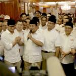 Ketua umum Partai Gerindra Prabowo Subianto beserta Pasangan Anies Baswedan-Sandiaga Uno juga tokoh partai pendukung menggelar jumpa pers di rumah kediaman, Jalan Kertanegara, Jakarta Selatan, Rabu (16/4). Prabowo mengucapkan selamat kepada Anies Baswedan dan Sandiaga Uno juga seluruh rakyat Jakarta dan partai yang telah mengusung Anies-Sandi di Pilkada DKI Jakarta. AKTUAL/Tino Oktaviano