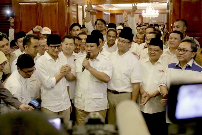 Ketua umum Partai Gerindra Prabowo Subianto beserta Pasangan Anies Baswedan-Sandiaga Uno juga tokoh partai pendukung menggelar jumpa pers di rumah kediaman, Jalan Kertanegara, Jakarta Selatan, Rabu (16/4). Prabowo mengucapkan selamat kepada Anies Baswedan dan Sandiaga Uno juga seluruh rakyat Jakarta dan partai yang telah mengusung Anies-Sandi di Pilkada DKI Jakarta. AKTUAL/Tino Oktaviano