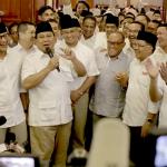 Ketua umum Partai Gerindra Prabowo Subianto beserta Pasangan Anies Baswedan-Sandiaga Uno juga tokoh partai pendukung menggelar jumpa pers di rumah kediaman, Jalan Kertanegara, Jakarta Selatan, Rabu (16/4). Prabowo mengucapkan selamat kepada Anies Baswedan dan Sandiaga Uno juga seluruh rakyat Jakarta dan partai yang telah mengusung Anies-Sandi di Pilkada DKI Jakarta. AKTUAL/Tino Oktaviano