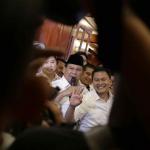 Ketua umum Partai Gerindra Prabowo Subianto menggelar jumpa pers di rumah kediaman, Jalan Kertanegara, Jakarta Selatan, Rabu (16/4). Prabowo mengucapkan selamat kepada Anies Baswedan dan Sandiaga Uno juga seluruh rakyat Jakarta dan partai yang telah mengusung Anies-Sandi di Pilkada DKI Jakarta. AKTUAL/Tino Oktaviano