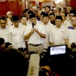 Ketua umum Partai Gerindra Prabowo Subianto beserta Pasangan Anies Baswedan-Sandiaga Uno juga tokoh partai pendukung menggelar jumpa pers di rumah kediaman, Jalan Kertanegara, Jakarta Selatan, Rabu (16/4). Prabowo mengucapkan selamat kepada Anies Baswedan dan Sandiaga Uno juga seluruh rakyat Jakarta dan partai yang telah mengusung Anies-Sandi di Pilkada DKI Jakarta. AKTUAL/Tino Oktaviano