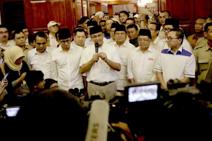 Ketua umum Partai Gerindra Prabowo Subianto beserta Pasangan Anies Baswedan-Sandiaga Uno juga tokoh partai pendukung menggelar jumpa pers di rumah kediaman, Jalan Kertanegara, Jakarta Selatan, Rabu (16/4). Prabowo mengucapkan selamat kepada Anies Baswedan dan Sandiaga Uno juga seluruh rakyat Jakarta dan partai yang telah mengusung Anies-Sandi di Pilkada DKI Jakarta. AKTUAL/Tino Oktaviano